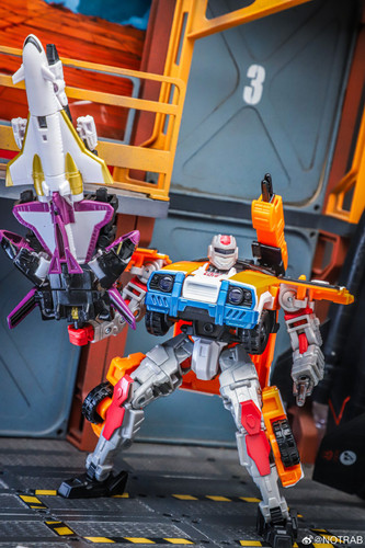 Age of the Primes Powerlinx Red Alert and 8 Mini Con Pack 01.jpg
