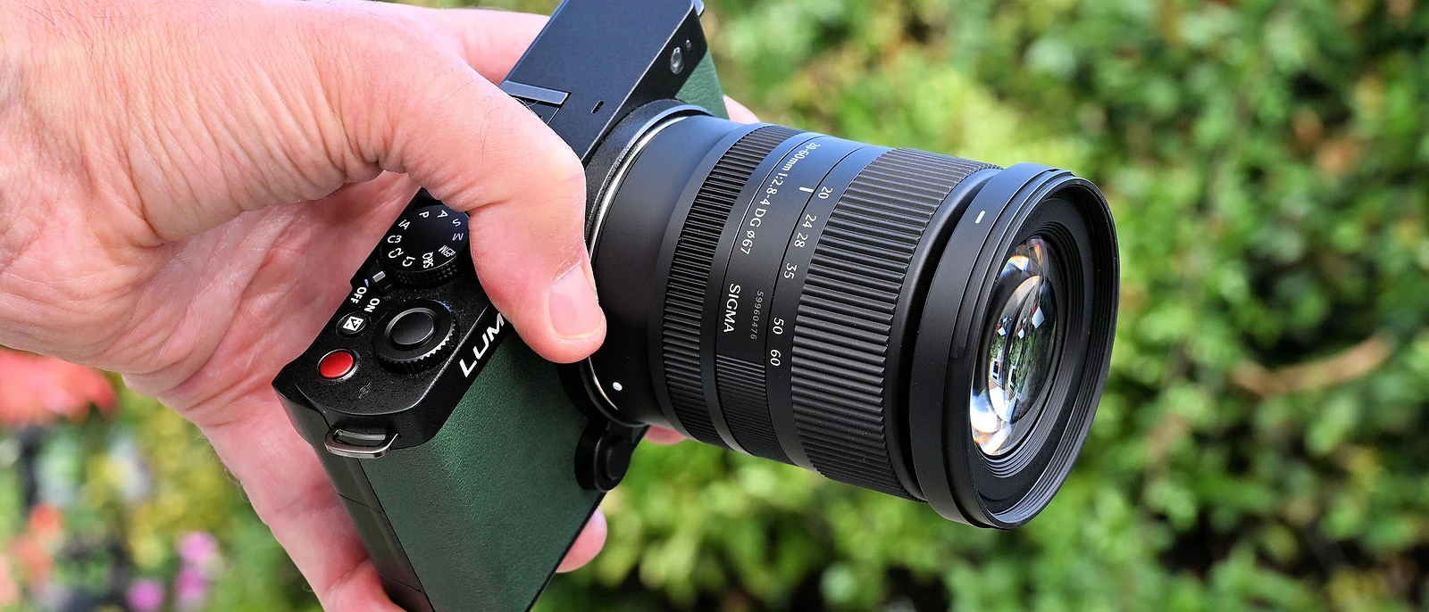 Review Sigma 20-60mm f/2.8-4 DG C: Lens zoom đa năng, góc rộng siêu ấn tượng - Hình 1