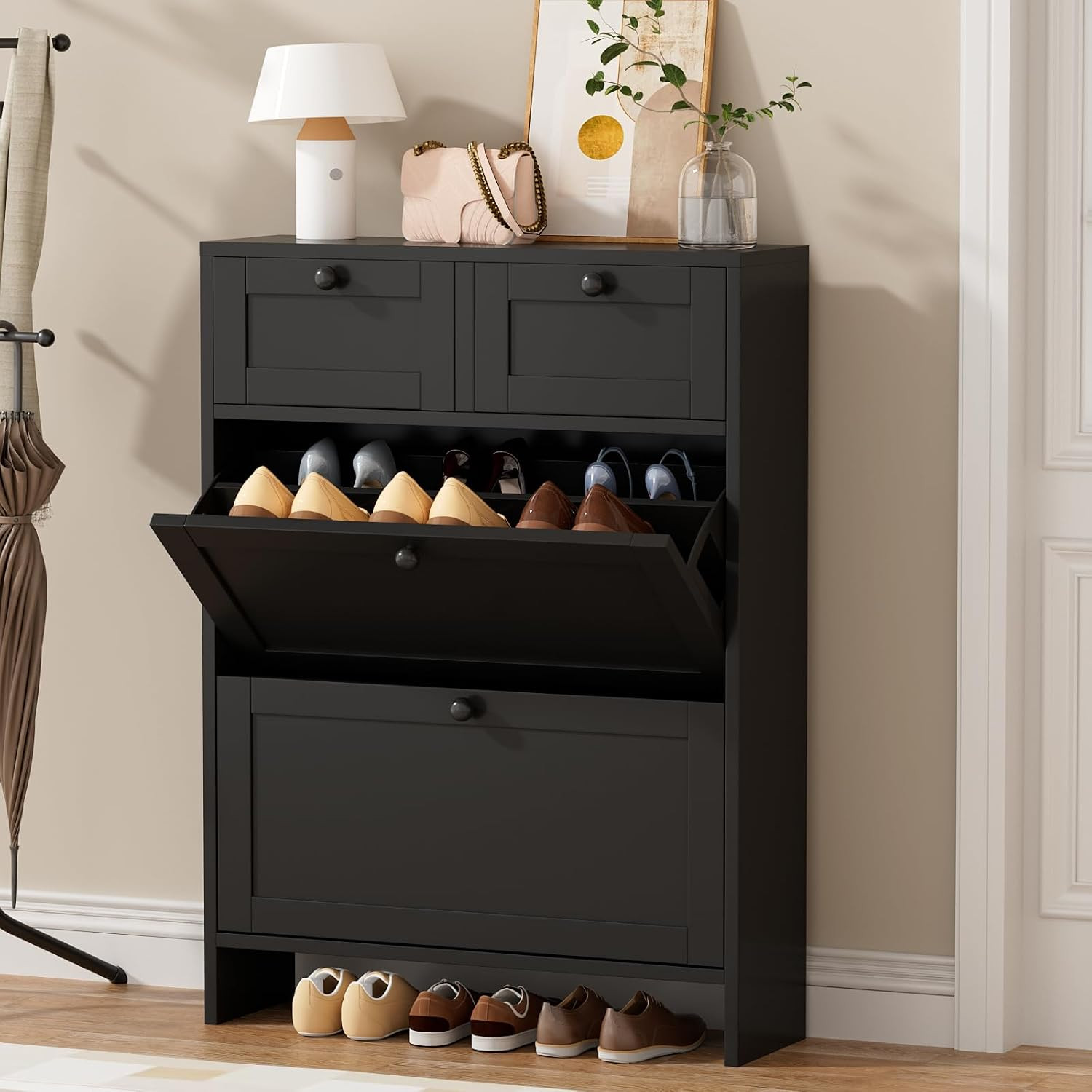 Meuble à chaussures fermé dans une entrée