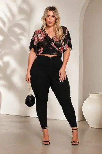 plus size date night outfits over 40 13 chic floral wrap top and skinny jeans 1791469756.4