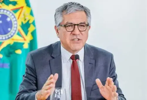 Padilha expõe plano de cortes de Flávio e lembra tesourada de 60% dada por Bolsonaro no programa