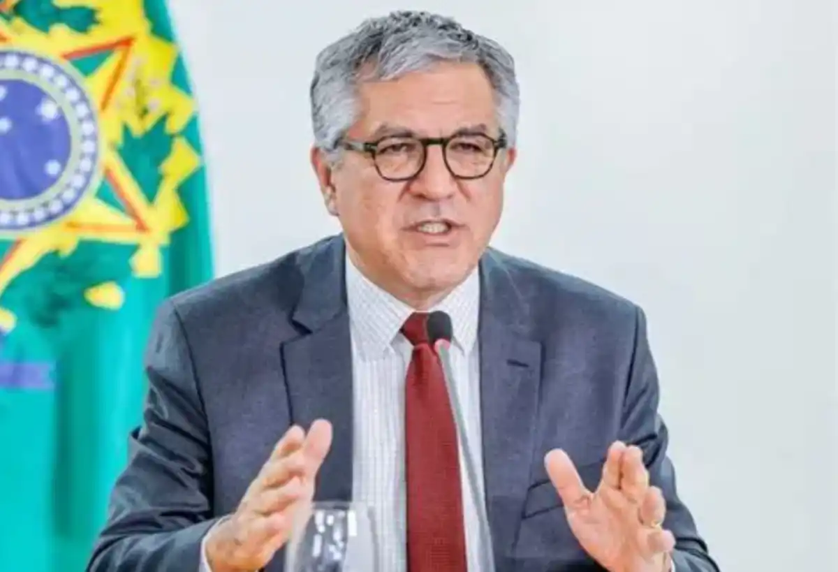 Padilha expõe plano de cortes de Flávio e lembra tesourada de 60% dada por Bolsonaro no programa