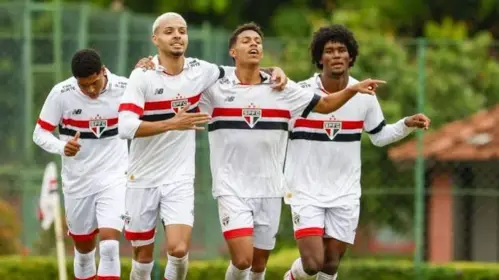 São Paulo e Athletico-PR duelam em Cotia com promessas altas