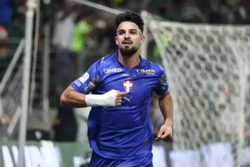 Palmeiras pressiona Flamengo e embala com vitória sobre o Bahia