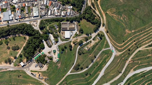Vista aérea de bairro e campos em terraços.png