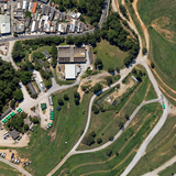 Vista aérea de bairro e campos em terraços