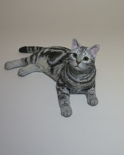 An artist working in realistic miniature cat statue 5a698b326155e 880.jpg