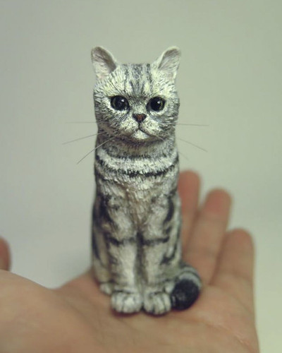 An artist working in realistic miniature cat statue 5a698dc008f18 880.jpg