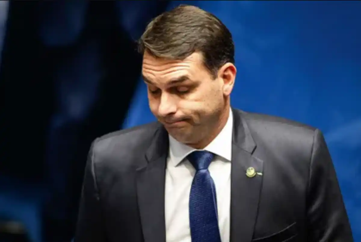 TSE multou Flávio Bolsonaro e mandou retirar publicações de ódio contra o presidente Lula