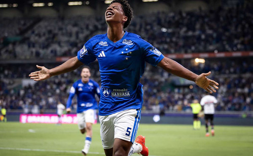 Zé Lucas reafirma compromisso com o Cruzeiro e ignora rumores de transferência para a Europa
