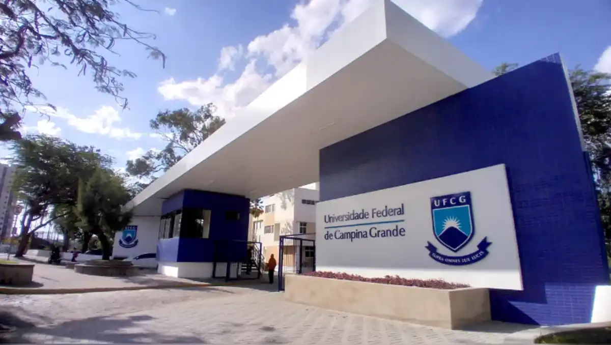 Violência e intolerância: Bolsonaristas invadem campus da UFCG, arrancam cartazes de Lula e agridem professor e alunos