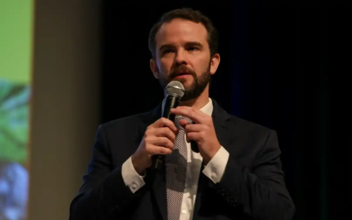 "Ilusão vazia": Dario Durigan detona plano de Flávio Bolsonaro e alerta para o risco de desempregos