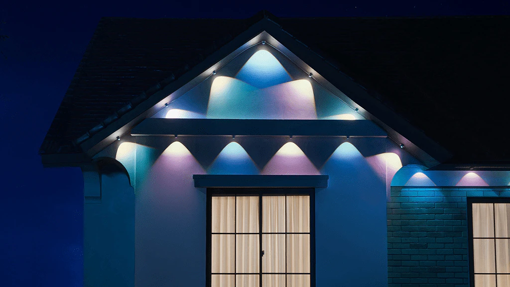 Hình ảnh một ngôi nhà với đèn Govee Permanent Outdoor Lights 2 Pro được lắp đặt ở mặt bên, chiếu sáng kiến trúc
