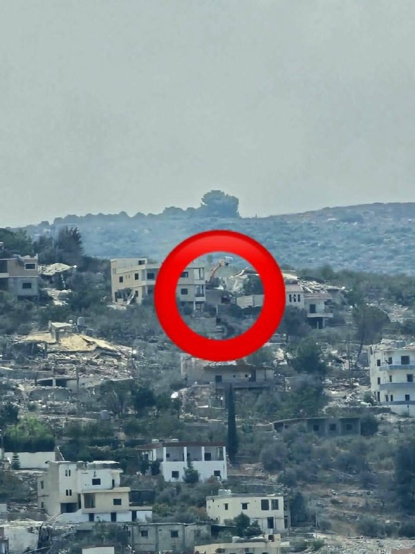 صورة| جرافات الاحتلال تهدم عددًا من المنازل في بلدة حولا جنوب لبنان...