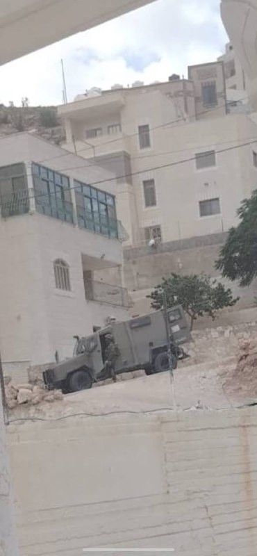 صورة| قوات الاحتلال تواصل اقتحام منزل المواطن حمدي نعسان في قرية المغير وتقوم بتدمير محتوياته....
