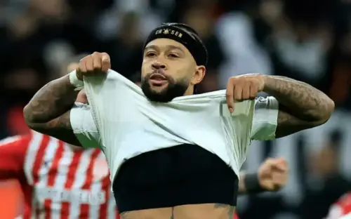 Memphis Depay se torna alvo da insatisfação da torcida após derrota do Corinthians na Libertadores