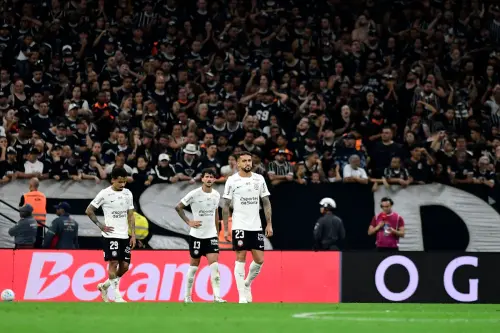 Corinthians Enfrenta Denúncia no STJD por Invasão de Campo e Arremesso de Copos em Partida Contra o Cruzeiro