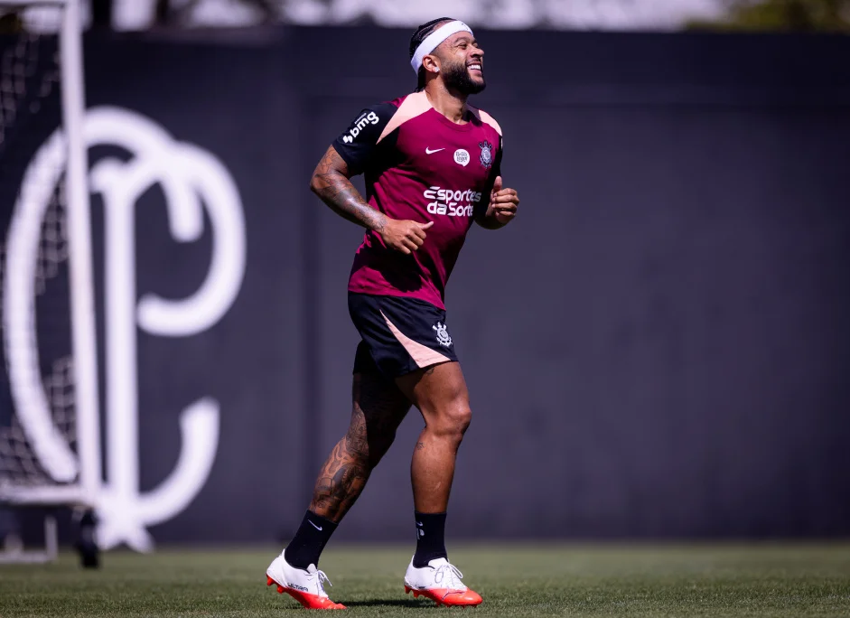 Corinthians inicia preparação para decisão na Libertadores e conta com o retorno de Memphis Depay