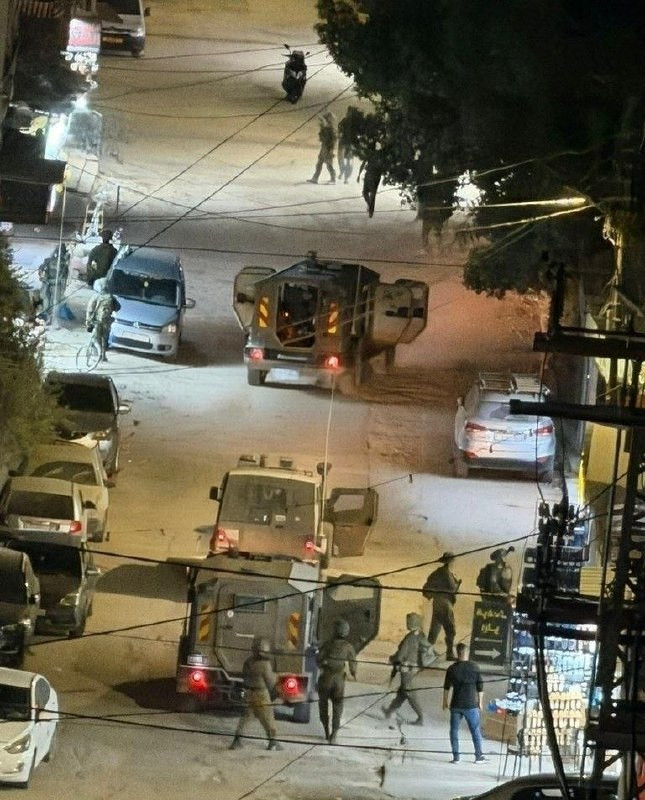 مصادر محلية: قوات الاحتلال تداهم المحلات التجارية خلال اقتحام حيّ البيادر بمدينة جنين....