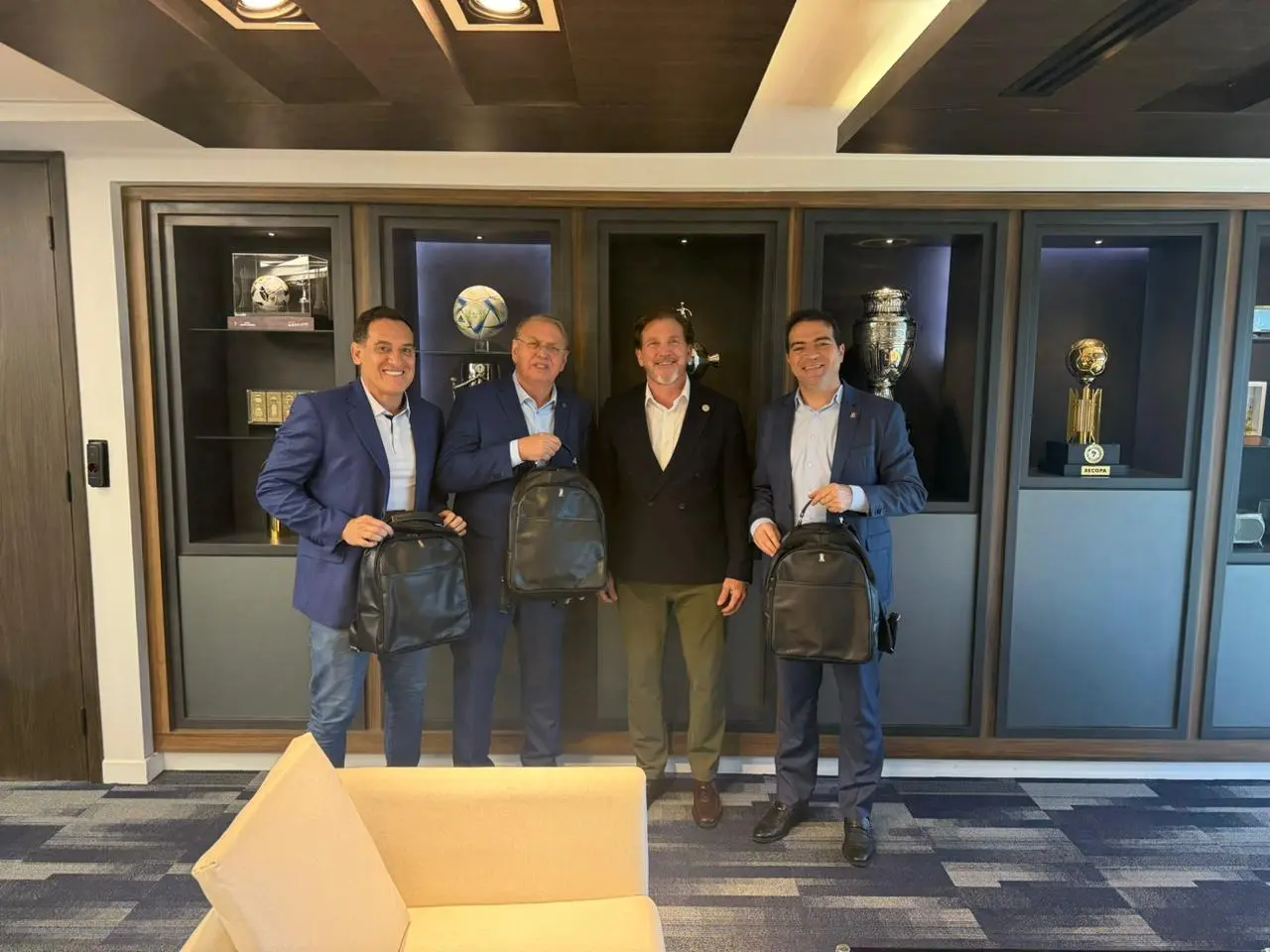 Corinthians reforça laços com a Conmebol e se prepara para batalhas na Libertadores masculina e feminina