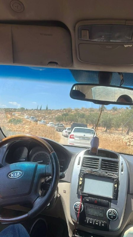 صورة| الأهالي يتمكنون من أداء صلاة الجمعة في مسجد الحج حسين في خربة طانا ببلدة بيت فوريك شرق نابلس رغم العراقيل والملاحقة من الاحتلال....