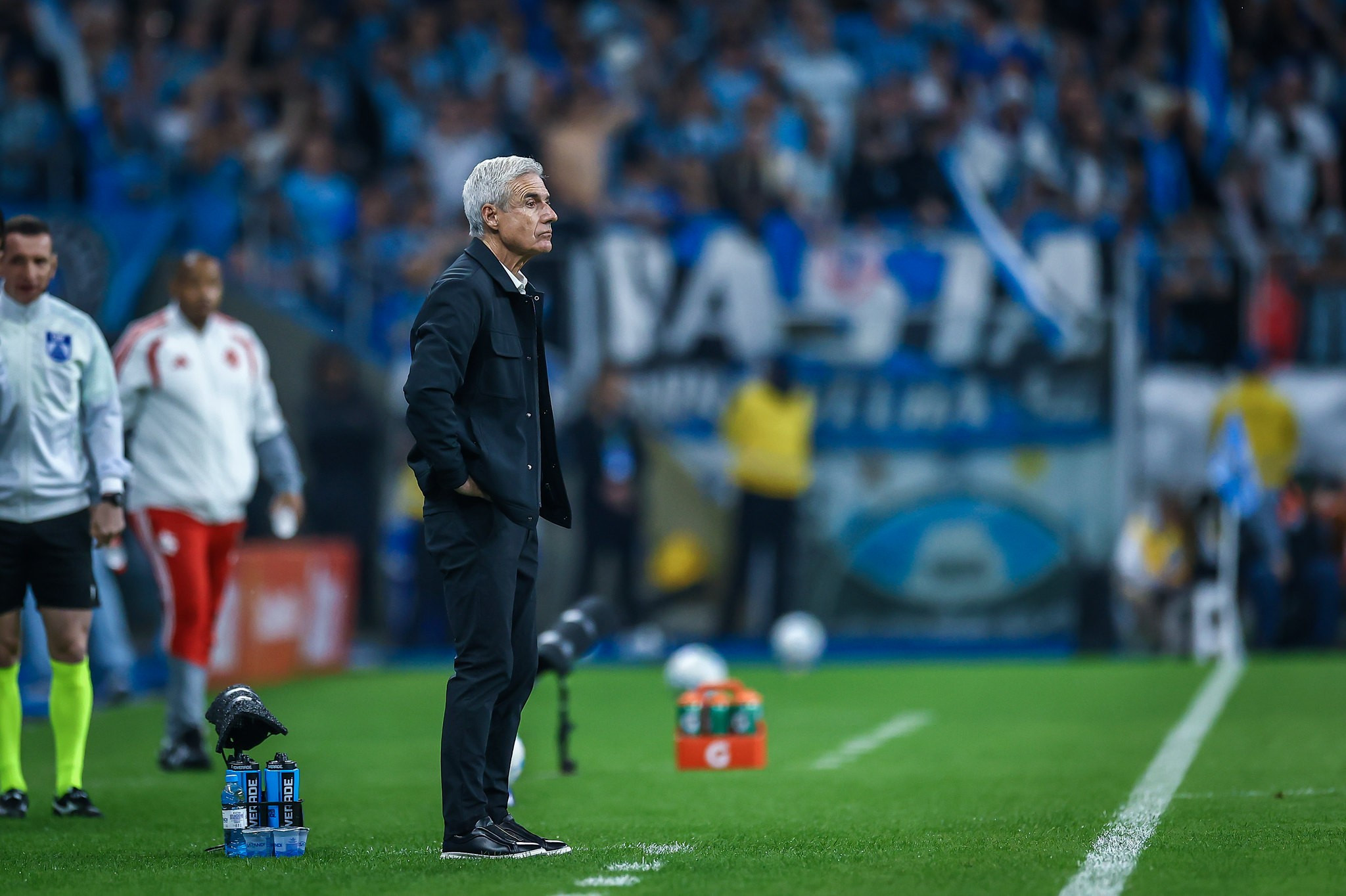 Carlos Vinicius brilha, e Grêmio se classifica com autoridade no clássico contra o Internacional