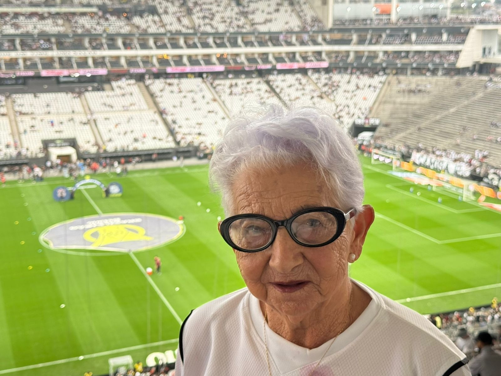 EMOÇÃO AOS 93 ANOS! Torcedora do Corinthians realiza sonho de ver jogo ao vivo e revive memórias