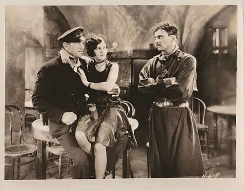 Victor McLaglen, Louise Brooks y Francis McDonald.jpg
