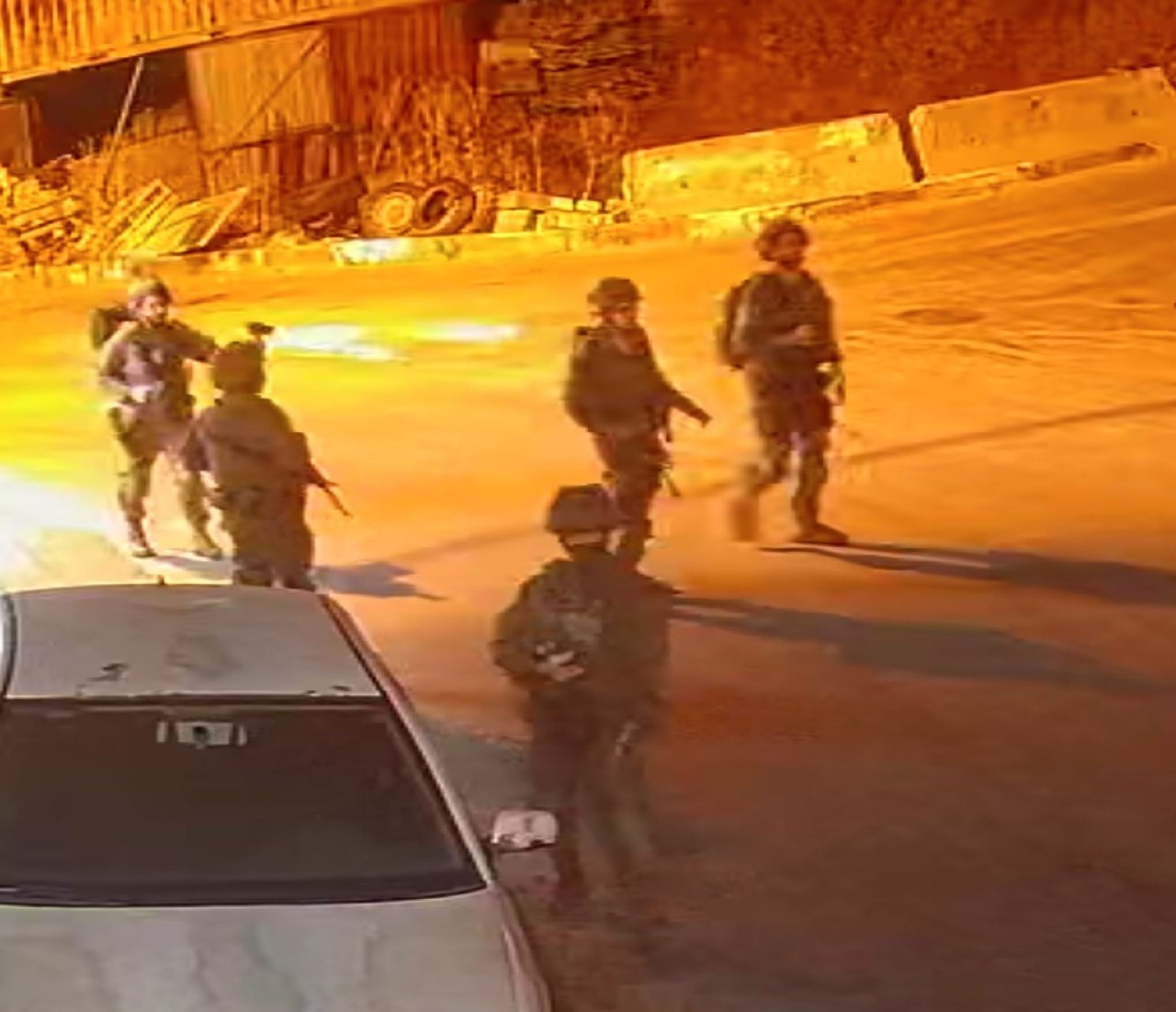قوات الاحتلال تداهم منزلاً وتفتشه في "حارة أبو سنينة" داخل المنطقة الجنوبية بمدينة الخليل....