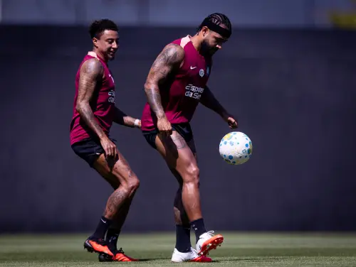 DINIZ PRESSIONADO! Diniz ajusta equipe com desfalques contra Chape e pode retorno de Memphis
