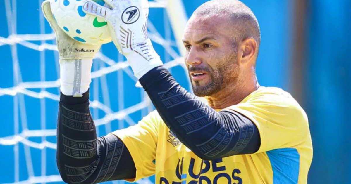Goleiro Weverton dedica vitória do Grêmio ao aniversário de Luis Castro após clássico decisivo