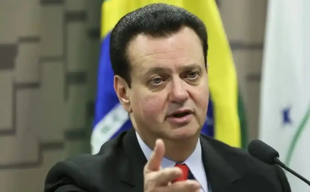 Líder do PSD Gilberto Kassab teme desestabilização democrática em governo de Flávio Bolsonaro