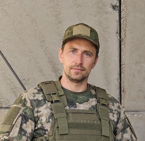 Портрет военнослужащего на фоне бетона.png