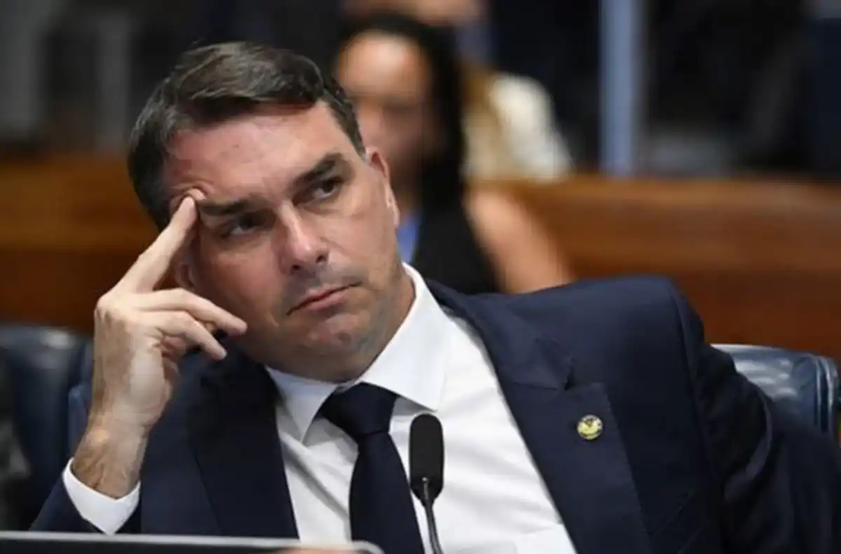 Inexperiência e herança golpista fazem grande imprensa reprovar candidatura perigosa de Flávio Bolsonaro