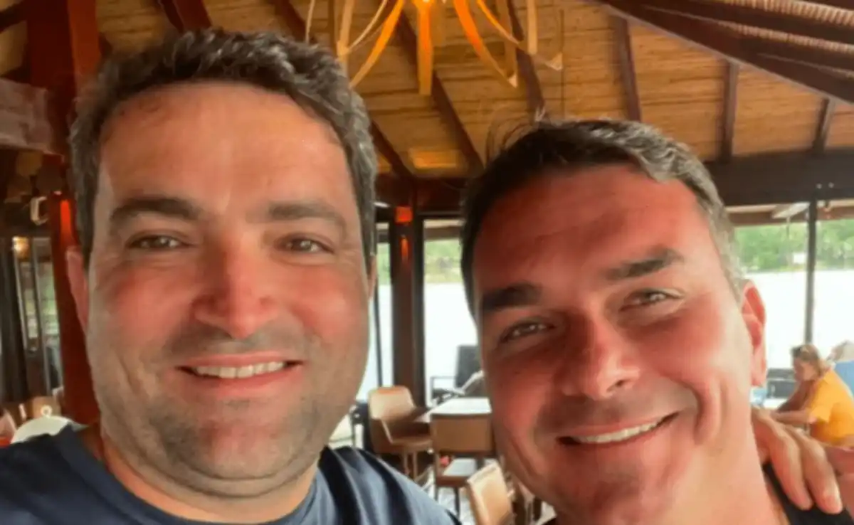 Polícia Federal descobre e-mails que ligam Flávio Bolsonaro a operador de esquema no INSS