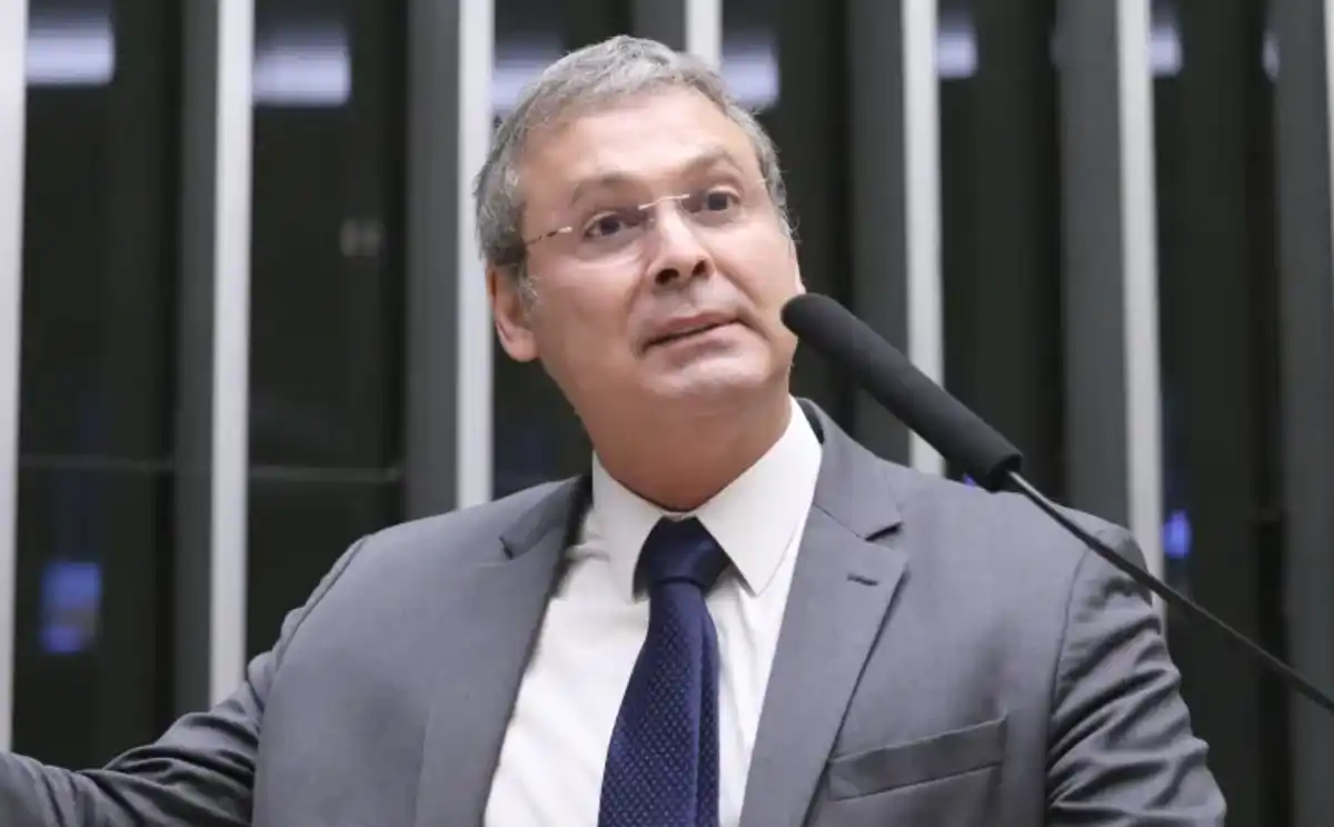 Lindbergh Farias cobra PF e exige entrega de áudios de armação criminosa entre Veja e a campanha de Flávio Bolsonaro