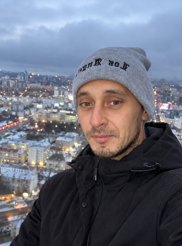 Селфи на фоне вечернего города.png