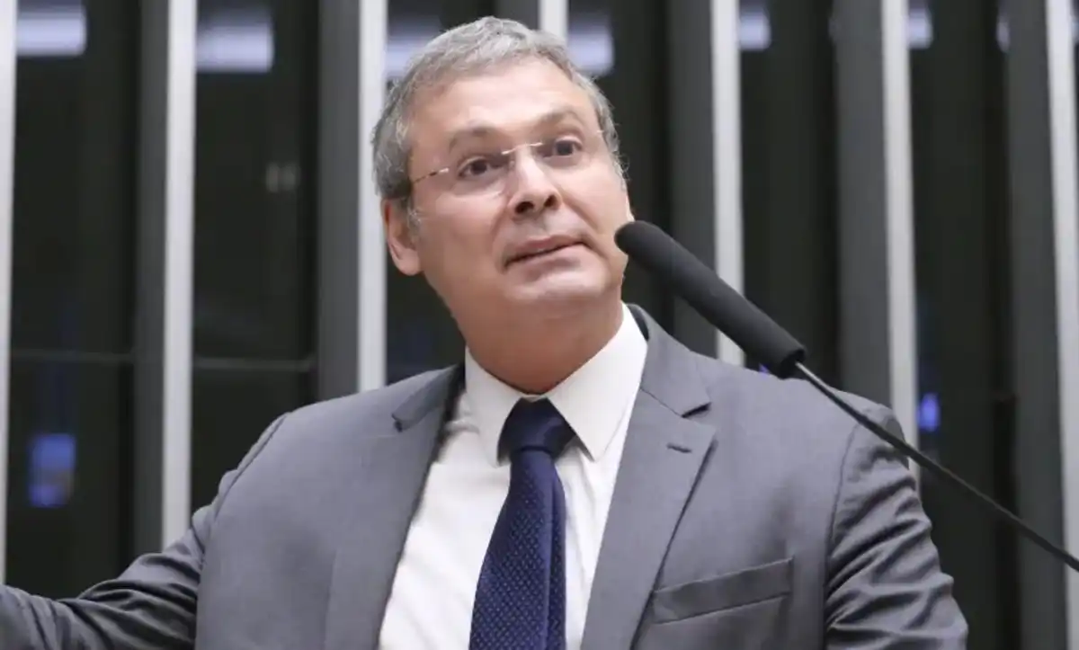 Lindbergh protocola notícia-crime na Polícia Federal, pede quebra de sigilo e inclusão de Flávio Bolsonaro em operação sobre fraudes no INSS