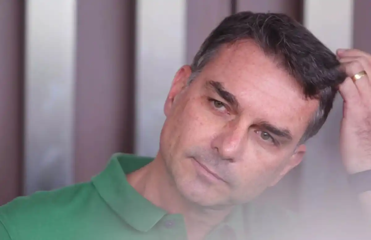 Grupo Prerrogativas denuncia favorecimento da Meta a Flávio Bolsonaro e exige investigação sobre interferência estrangeira