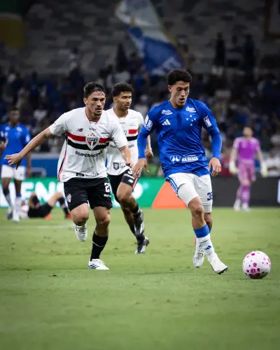 Felipe Morais brilha em campo e resiste a investida do Shakhtar, consolidando-se como promessa do Cruzeiro