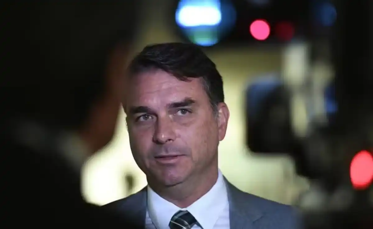 Condenado no caso Amarildo encabeça motociata de Flávio Bolsonaro no Rio