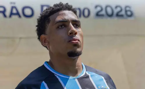 De volta após cirurgia, Wallace é esperança do Grêmio contra o Coritiba