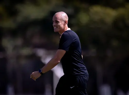 Júlio Cesar assume dupla função no Corinthians após demissão de Paz