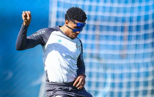 Wallace é a esperança do Grêmio na zaga contra o Coritiba após crise defensiva