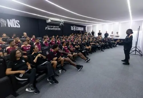Três meses de imagem atrasada abrem brecha para rescisão de contratos no Corinthians