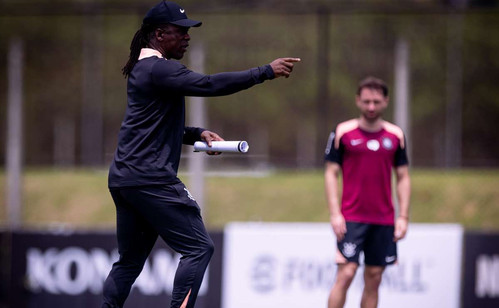 Clarence Seedorf enfrenta impasse administrativo e pode ficar de fora do próximo jogo