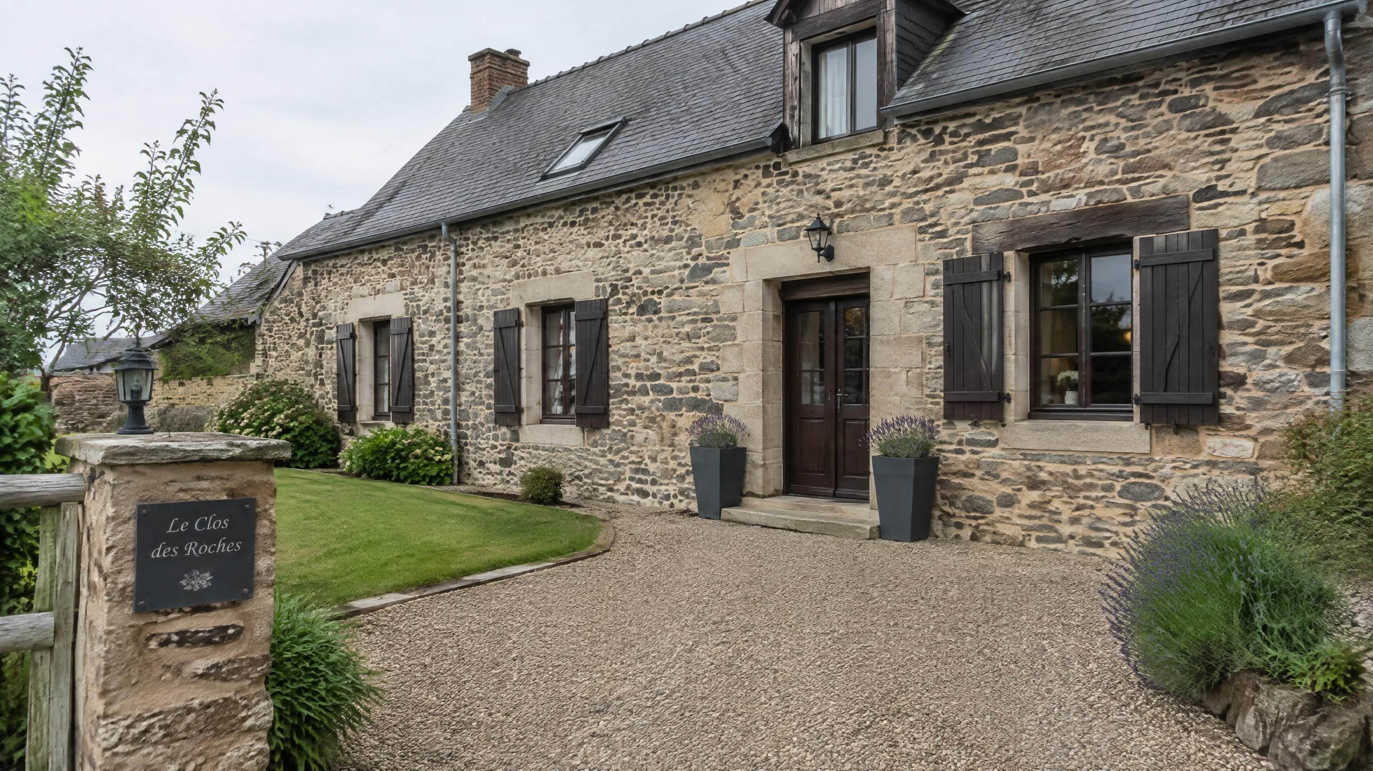 Maison longère authentique en pierre de Mayenne rénovée pour meublé de tourisme de prestige