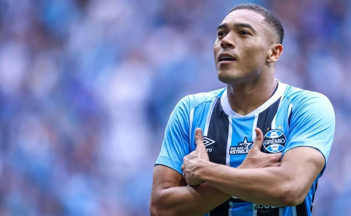 Adeus do artilheiro? Carlos Vinícius atrai rivais e Grêmio tem forte concorrência
