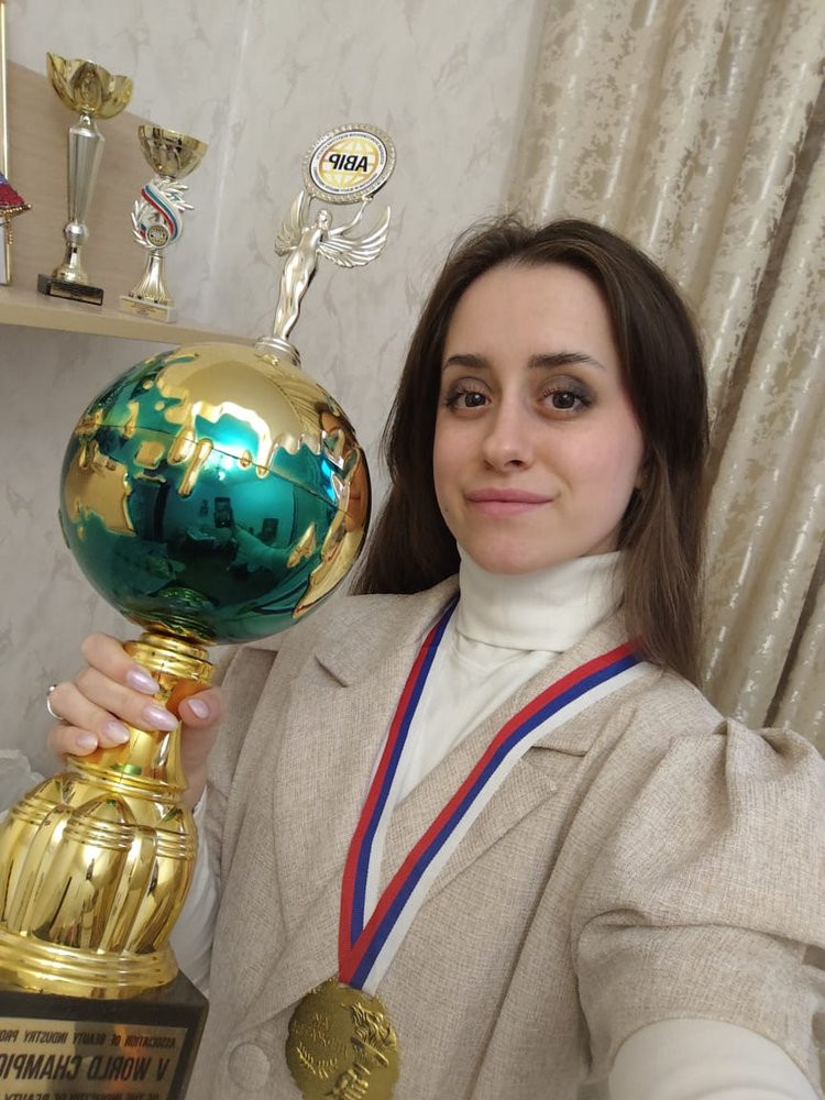 Яна — инструктор по маникюру и педикюру
