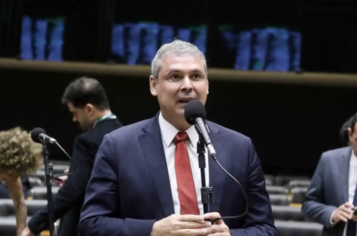 A CASA CAIU! Lindbergh aciona STF e pede apreensão de jatos de luxo usados por Flávio Bolsonaro